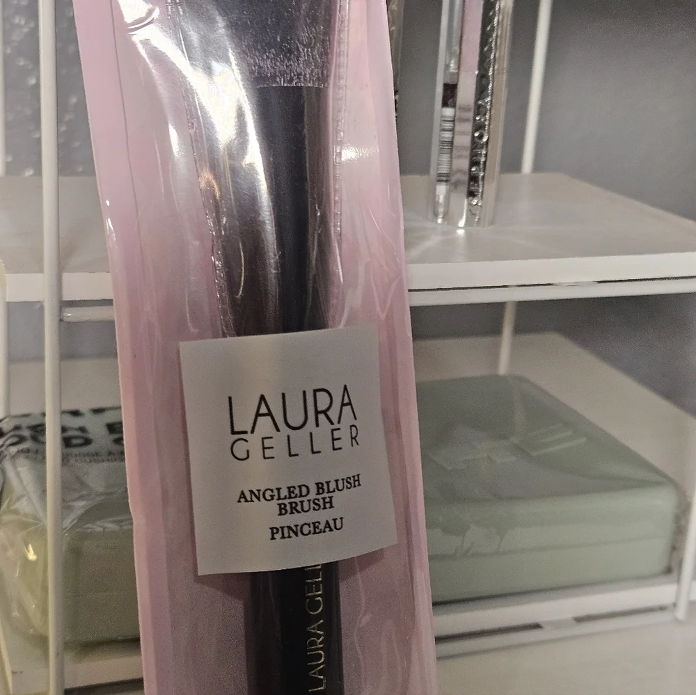 Laura Geller Angled Blush Brush - Black - Picture 9 of 10